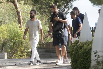 Arda Turan y Piqué conversaron en la llegada al restaurante.