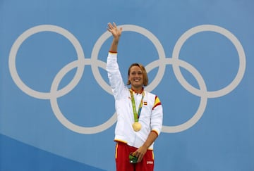 La nadadora con más medallas olímpicas nació en Badalona en 1990. Empezó a nadar por prescripción médica y pronto demostró habilidad en el agua y un fuerte carácter competitivo. Con 16 años, logró ser doble campeona del mundo júnior. Fue a partir de 2010 cuando empezó a convertir esos éxitos en categoría absoluta.

En su poder, cuenta con cuatro medallas olímpicas (un oro, dos platas y un bronce), seis medallas mundiales y 13 europeas. En piscina corta también ha sumado 21 medallas entre Mundiales y Europeos. Ha conseguido más de 100 campeonatos de España y tres récords del mundo de piscina corta. Su prueba que más le ha aupado son los 200 mariposa, aunque destaca en los 400 estilos y 800 y 1.500 libre.
