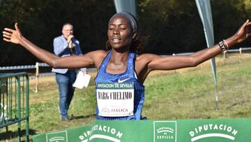 Chelimo cruza la meta en el Cross de Itálica.