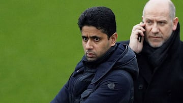 EPA3425. SAINT GERMAIN EN LAYE (FRANCIA), 21/11/2017.- El presidente del Par&iacute;s Saint Germain, Nasser Al Khelaifi (izda), y el director deportivo Antero Henrique, observan el entrenamiento del equipo en la ciudad deportiva de Ooredoo, en Saint-Germain-en-Laye, cerca de Par&iacute;s, Francia, el 21 de noviembre del 2017. El PSG se enfrenta ma&ntilde;ana al Celtic Glasgow en un partido del grupo B de la Liga de Campeones. EFE/Yoan Valat