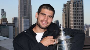 NEW YORK, NEW YORK - SEPTEMBER 08: US Open 2025 Champion Carlos Alcaraz of Spain poses for a photo on the roof of the Lotte New York Palace Hotel with the Men's Singles trophy following his victory over Jannik Sinner of Italy in the Men's Singles Final on September 08, 2025 in New York City Clive Brunskill/Getty Images/AFP (Photo by CLIVE BRUNSKILL / GETTY IMAGES NORTH AMERICA / Getty Images via AFP)
