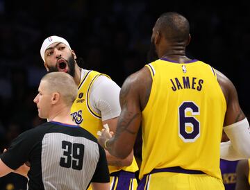 Una falta inexplicable de Davis en la esquina de la cancha le dio la oportunidad a Mike Conley de empatar el partido desde la línea del tiro libre con 0.1 en el reloj.