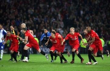 16 de Mayo de 2007, final de la Copa de la UEFA entre el Sevilla y el Espanyol disputada en Glasgow. Los jugadores celebran la victoria tras la parada de Palop.