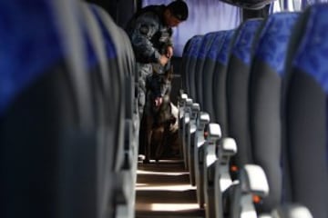 Tres meses antes de la Copa del Mundo de la FIFA, la Policía Militar de Brasilia, prepara a los perros que trabajarán en la seguridad del evento, en Brasilia. 23 animales están siendo entrenados para detectar explosivos, drogas y armas. Los perros realizarán entrenamiento en autobuses similares a los utilizados por las delegaciones de los países participantes en Brasil 2014. 