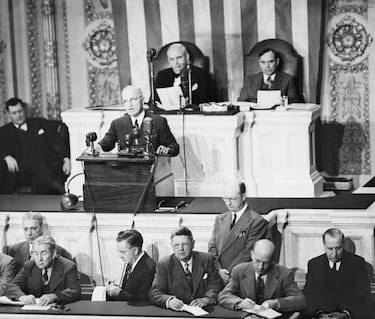 Washington, 1947. Ante una sesión conjunta del Congreso, el presidente Harry S. Truman pide fondos y asesoría militar para Grecia y Turquía y traza una línea divisoria en el mapa del mundo: contener la expansión del comunismo. Detrás de la tribuna, el respaldo del liderazgo del Capitolio subraya el giro histórico. En esa sala se perfila la Doctrina Truman y se inaugura la lógica de los bloques que marcará la segunda mitad del siglo XX.