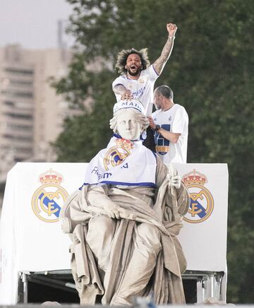 Marcelo viste a Cibeles con la bandera y la bufanda del Real Madrid. 