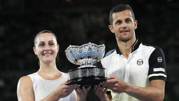 Tennis - Australian Open - Mixed doubles final - Rod Laver Arena, Melbourne, Australia, January 28, 2018. Winners Mate Pavic of Croatia and Gabriela Dabrowski of Canada pose with the trophy. REUTERS/Issei Kato