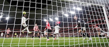 0-2. Centro de Trent Alexander-Arnold al segundo palo que cabecea Kylian Mbappé al lado contrario. El balón, le llega a Eduardo Camavinga que remata, también con la testa, a puerta vacía y subir el segundo tanto al marcador.