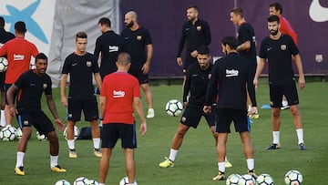 Los jugadores del barça durante un entrenamiento.