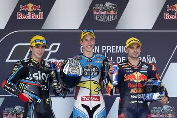 Alex Márquez gana en Moto2. En el podio le acompañaron Francesco Bagnania y Miguel Oliveira.