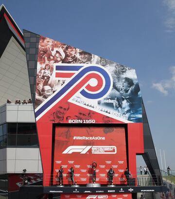 Max Verstappen, Lewis Hamilton y Valtteri Bottas en el podio de Silverstone. 