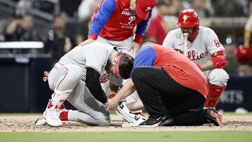 Bryce Harper tirado en el Petco Park tras sufrir una fractura de pulgar.