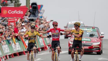 GUADARRAMA, 16/09/2023.- El líder de la general, el estadounidense Sepp Kuss (c), con el maillot rojo, con sus compañeros de equipo jonas Vingegaard (i), segundo de la general, y Primoz Roglic (d), tercero de la general, a su entrada a la meta de la 20ª etapa de La Vuelta Ciclista a España disputada entre las localidades madrileñas de Manzanares El Real y Guadarrama, de 208 km, este sábado. EFE/Manu Bruque