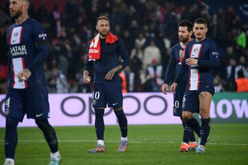 Los jugadores del conjunto parisino, con sus dos estrellas a la cabeza, se acercaron a la zona donde se encuentran los ultras en modo de agradecimiento tras la derrota ante el Bayern.