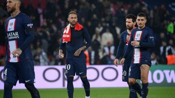 Los jugadores del conjunto parisino, con sus dos estrellas a la cabeza, se acercaron a la zona donde se encuentran los ultras en modo de agradecimiento tras la derrota ante el Bayern.