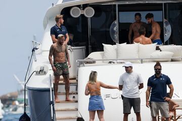 Las fotos de Neymar en Ibiza que suscitan comentarios