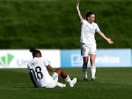 Linda Caicedo, tendida en el césped tras su lesión, mientras Eva Navarro pide que se pare el juego durante el Real Madrid - Tenerife.