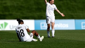 Linda Caicedo, tendida en el césped tras su lesión, mientras Eva Navarro pide que se pare el juego durante el Real Madrid - Tenerife.