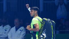 El tenista español Carlos Alcaraz llega a la pista para su partido de exhibición ante Novak Djokovic en la Riyadh Season Tennis Cup de Riyadh, Arabia Saudí.