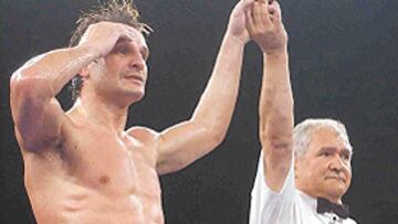 <b>CAMBIO. </b>Arriba se puede ver a Castillejo durante su último combate antes de entrar en el concurso. África está pasando factura al físico del madrileño.