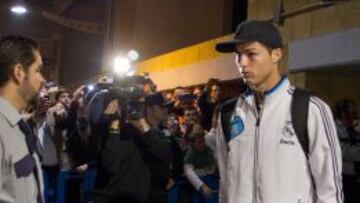 ACLAMADOS. Cristiano a la llegada del Real Madrid a Sevilla.
