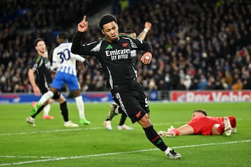 Rapidez, regate y gol al servicio del Arsenal. El polivante futbolista londinense aprovecha su centro de gravedad bajo para para conducir la pelota pegada al pie desde la mediapunta y acercar el peligro, aunque su calidad le permite posicionarse en ambos costados e incluso en la punta de ataque. Debut¨® con 15 a?os y no ha parado de crecer hasta dar su salto definitivo al primer equipo ¡®gunner¡¯ en la 24/25 en la que ha respondido con goles. Arteta tiene un ¡®10¡¯ con el que suma un plus de calidad.