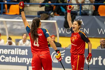 Victòria Porta celebra un gol con Aina Florenza en el partido de su debut, el España-Portugal.