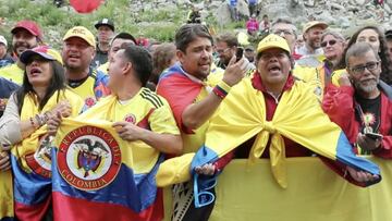 Colombianos en la meta de la etapa numero 20 entonan el himno de Colombia