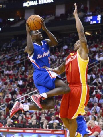 Darren Collison (I) se lanza a canasta ante Isaiah Canaan (D).