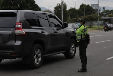 Adiós a las multas por vidrios oscuros: la ley que frena las multas “a ojo” de los policías en Colombia