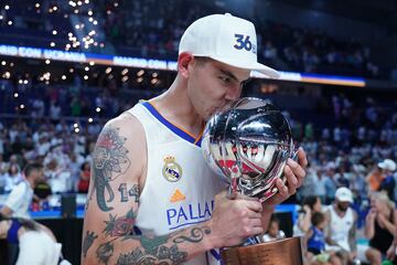 El Real Madrid fich¨® a Gabriel Deck en el verano de 2018 y salvo unos meses de 'descanso' (se march¨® a la NBA, Oklahoma City Thunder, en abril de 2021 y regres¨® al equipo blanco en enero de 2022), el argentino ha vestido de blanco las ¨²ltimas seis temporadas. Deck ha logrado una Euroliga (2023), tres Ligas (2019, 2022 y 2024), tres Copas (2019, 2020 y 2024) y cinco Supercopas (2018, 2019, 2020, 2022 y 2023).