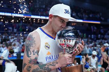 El Real Madrid fichó a Gabriel Deck en el verano de 2018 y salvo unos meses de 'descanso' (se marchó a la NBA, Oklahoma City Thunder, en abril de 2021 y regresó al equipo blanco en enero de 2022), el argentino ha vestido de blanco las últimas seis temporadas. Deck ha logrado una Euroliga (2023), tres Ligas (2019, 2022 y 2024), tres Copas (2019, 2020 y 2024) y cinco Supercopas (2018, 2019, 2020, 2022 y 2023).