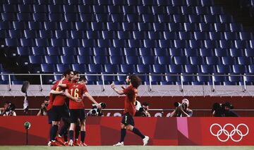 España 1-0 Argentina | El balón desde la banda derecha llegó al segundo palo, lo recogió Olmo, que en lugar de chutar, se la dejó a Mikel Merino, que definió con un sutil remate para hacer el 1-0.
