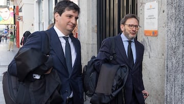 Fernando Gim谷nez-Alvear y Fernando Irurzun, abogados de la Superliga, llegando al Juzgado.