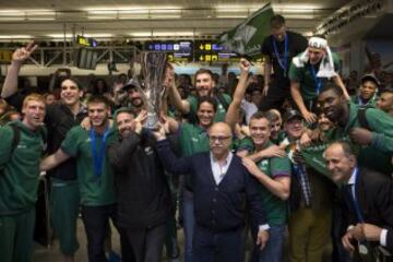 La plantilla del Unicaja celebrando la Eurocup con la afición.