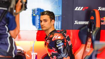 Dani Pedrosa en el box de KTM.