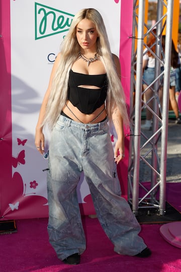 Lola Indigo, cantante y bailarina española en la alfombra rosa.