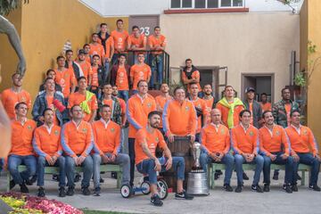 Toda la plantilla posa para la foto de la temporada 2019, el 'Piojo' Herrera se "vistió" de Chavo en el barril.