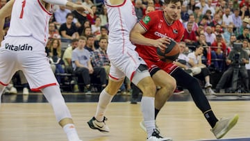 El alero alemán de Covirán Granada, David Kramer, con el balón ante el defensor de Valencia Basket durante el encuentro correspondiente a la fase regular de la Liga Endesa disputado hoy domingo en el Palacio de Deportes de Granada.