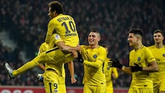 Neymar celebra junto a Cavani y otros compa&ntilde;eros el gol anotado frente al Lille en Ligue 1.