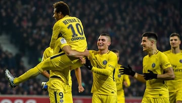 Neymar celebra junto a Cavani y otros compa&ntilde;eros el gol anotado frente al Lille en Ligue 1.