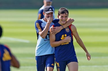 El seleccionador español bromeando con el jugador del Valencia Hugo Guillamón.