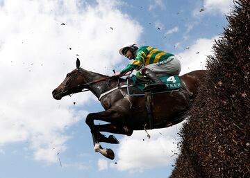 Aidan Coleman durante el Aintree Grand National.