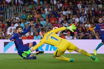 Piqué turns the ball into his own net. Min. 50. 0-1.