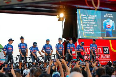 El conjunto del Alpecin Deceunick durante la presentación de La vuelta.