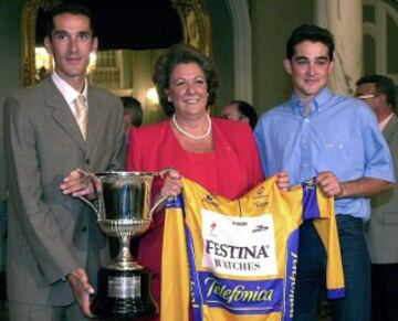 Rita Barberá posa junto al ganador de la Vuelta Ciclista a España, Ángel Casero, y Oscar Sevilla, segundo clasificado en 2001.