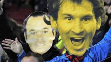 <b>CABEZUDOS EN EL CAMP NOU. </b>La afición del Barça está encantada con sus jugadores. De ahí que cualquier momento sea bueno para demostrarles cariño, como con estas caretas gigantes de Iniesta y Messi, dos de los más queridos en el Camp Nou.