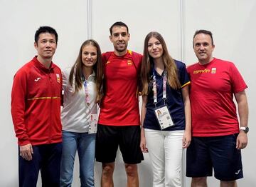 La Princesa de Asturias y la Infanta Sofía, con Álvaro Robles tras su partido de tenis de mesa de dieciseisavos de final en los Juegos Olímpicos.