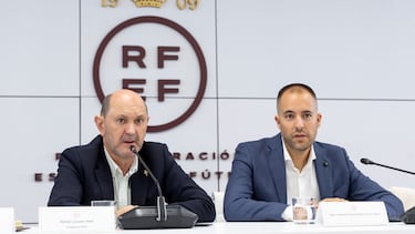 MADRID, 21/07/2025.- El presidente del Comité Técnico de Árbitros de la Real Federación Española de Fútbol, Fran Soto Balirac, junto al presidente de la Real Federación Española de Fútbol, Rafael Louzán (i) durante la presentación del equipo de trabajo que le va a acompañar al frente de la dirección arbitral para el inicio de una etapa con la transparencia, la unidad, la independencia, la meritocracia y la objetividad como principios rectores básicos. EFE/ RFEF/SOLO USO EDITORIAL/SOLO DISPONIBLE PARA ILUSTRAR LA NOTICIA QUE ACOMPAÑA (CRÉDITO OBLIGATORIO)