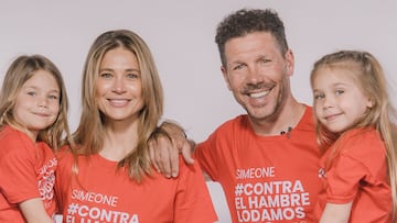 Simeone con su mujer Carla Pereyra y sus hijas Francesca y Valentina.